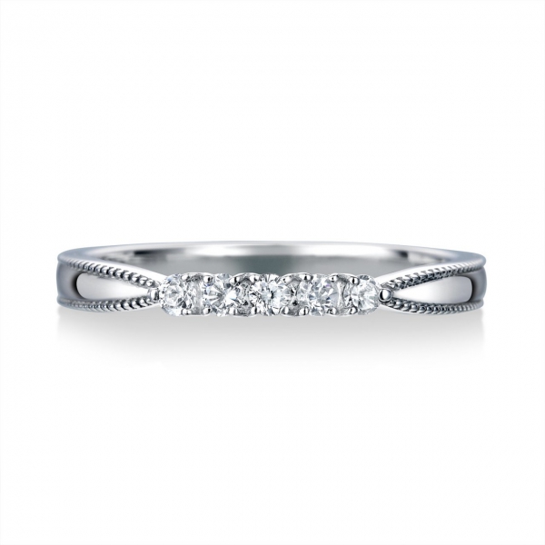 DM-171/170《オーバーエクセレント|Over Excellent》結婚指輪／手元をやさしく彩る特徴的なデザイン。ミル打ちによる繊細な加工が生きています。