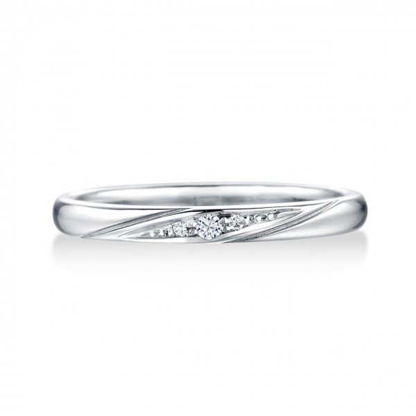 DM-177/176《オーバーエクセレント|Over Excellent》結婚指輪／王道の甲丸フォルムのデザイン。シンプルだからこそ、いつも身に着けていられるこだわりのリング。上品な輝きのマッリジリングです。特許取得のダイヤモンドが、曲線に沿って、美しく輝きます。自然に指にとけ込むような柔らかな着け心地のリングです。
