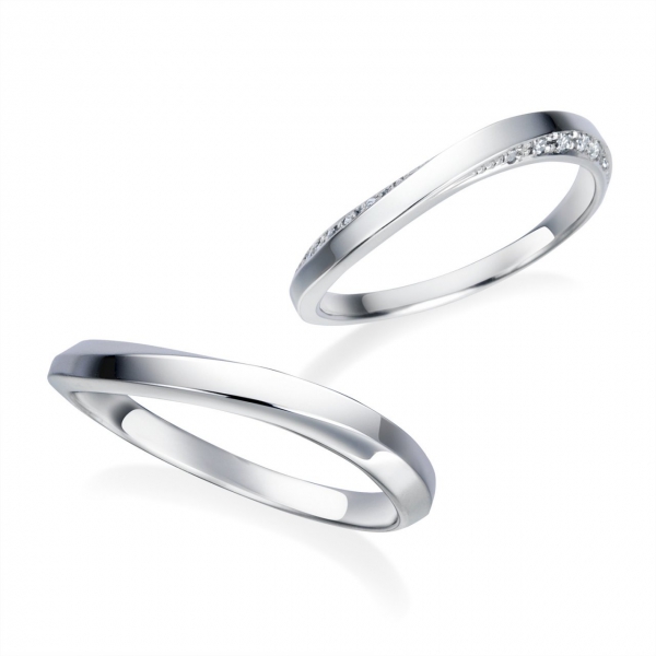 DM-167/166《オーバーエクセレント|Over Excellent》結婚指輪／白い小花をちりばめるように、ダイヤモンドを留めたリングは、可憐さと優雅さを秘めたデザインです。