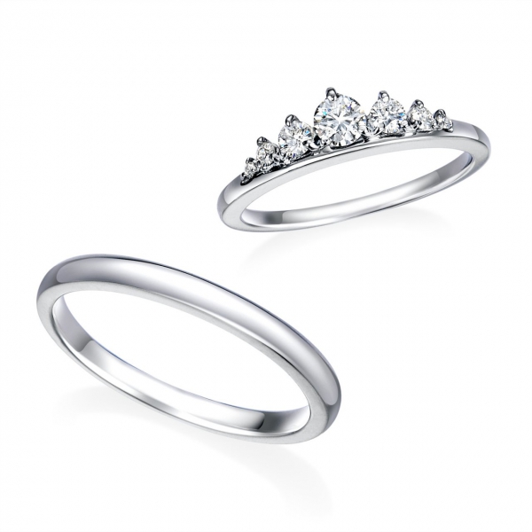 DM-154/150《オーバーエクセレント|Over Excellent》結婚指輪／ティアラをイメージしたオリジナルリング。結婚式で幸せに満ち溢れ輝く花嫁の姿を想いながら生まれたデザイン。５石並んだダイヤモンドが指先をエレガントに演出致します。プリンセスのように幸せに微笑む花嫁に寄り添うように、メンズのデザインはシンプルで上品なつけ心地の、人気のデザインです。