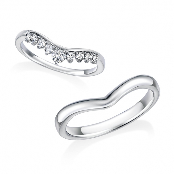 DM-63/155《オーバーエクセレント|Over Excellent》結婚指輪／Vラインの下側に寄り添うダイヤモンドがふたりの愛情を特別の輝きにたとえたティアラのようなスペシャルなデザインです。メンズのゆるやかなVラインは美しく優しくなじむフォルムです。さりげなくリンクするデザインは、二人の愛を強く結びつけます。