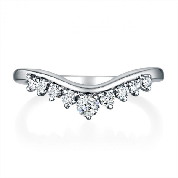 DM-63/155《オーバーエクセレント|Over Excellent》結婚指輪／レディースは、ティアラ風のかわいいデザインが特徴の結婚指輪です。