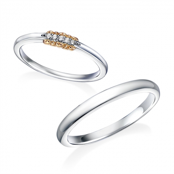 DM-150/151《オーバーエクセレント|Over Excellent》結婚指輪／横に寄り添うハートたちの間にセッティングされたダイヤモンドの輝きが、指を可憐に演出致します。メンズのリングの内側には、さりげなくハートが埋め込まれてます。ペア感をお楽しみください。指に溶け込むような上質なつけ心地と、可愛らしさを併せもったデザインです。