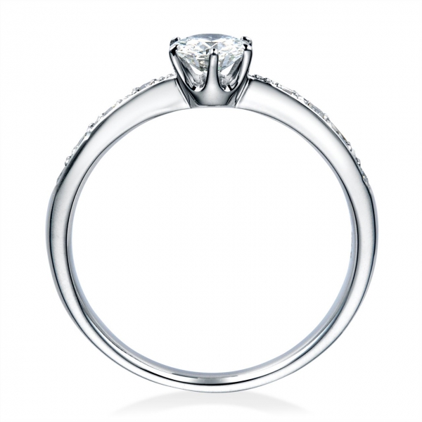 DR-105《オーバーエクセレント|Over Excellent》婚約指輪／プラチナの重厚な質感が特徴の、オーバーエクセレントの婚約指輪です。