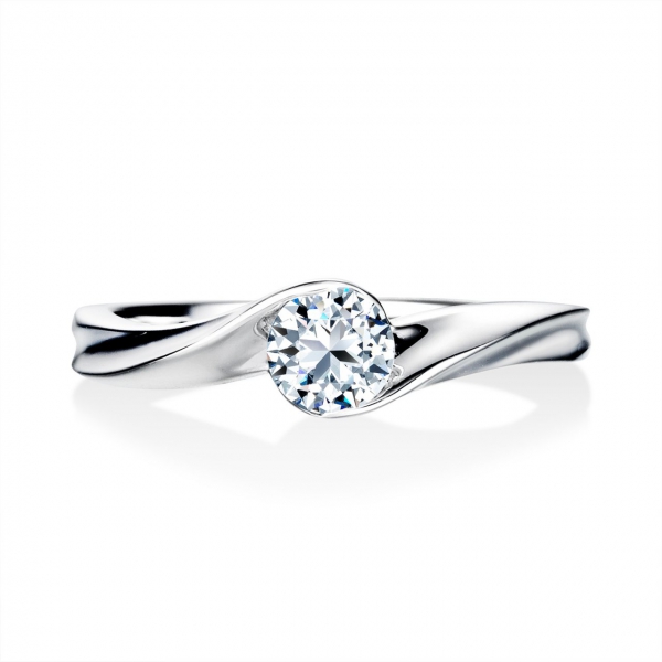 DR-39《オーバーエクセレント|Over Excellent》婚約指輪／リボンの様に流れる曲線が特徴的なリング。シンプルながらも気品のあるデザインです。ダイヤモンドを包み込む曲面が、その輝きを引き立てる結婚指輪です。