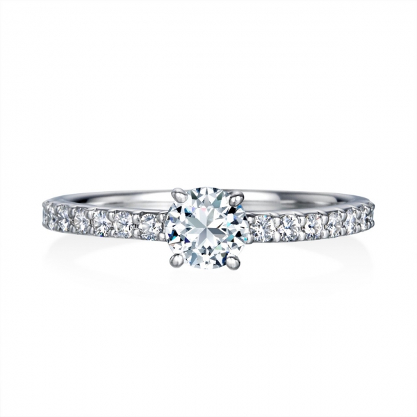 DR-68《オーバーエクセレント|Over Excellent》婚約指輪／一列に並ぶダイヤモンドの輝きが、女性の美しさを引きたたせるリングです。