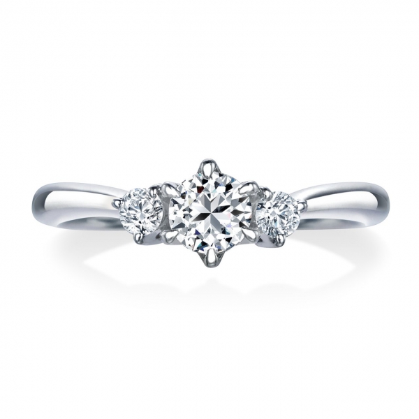 DR-53《オーバーエクセレント|Over Excellent》婚約指輪／ふたりの愛情をそっと包み込むリング。Ｖ字ラインのリングは指をすっきりと長く見せます。オリジナルカットのダイヤモンドは、眩いきらめきを放ちます。