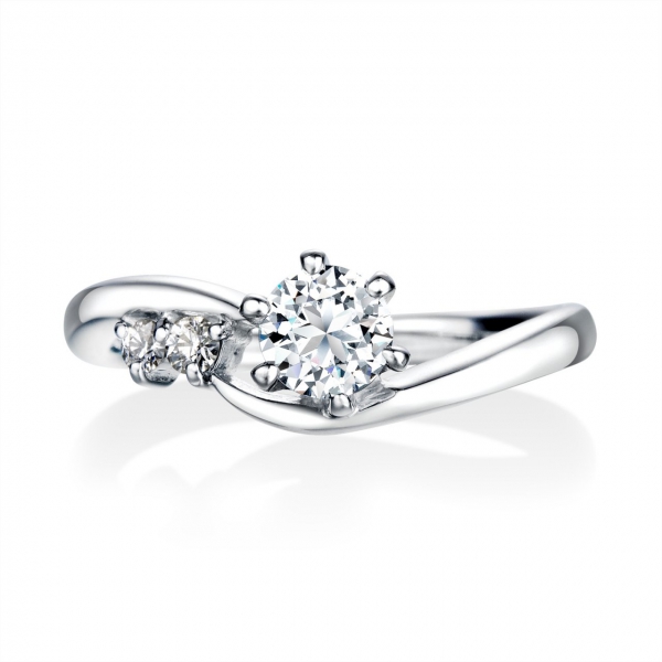 DR-42《オーバーエクセレント|Over Excellent》婚約指輪／花の形を蝶に見立て、華やかさと幸福をイメージ。ダイヤモンドの持つ優しいイメージを引き出した婚約指輪です。