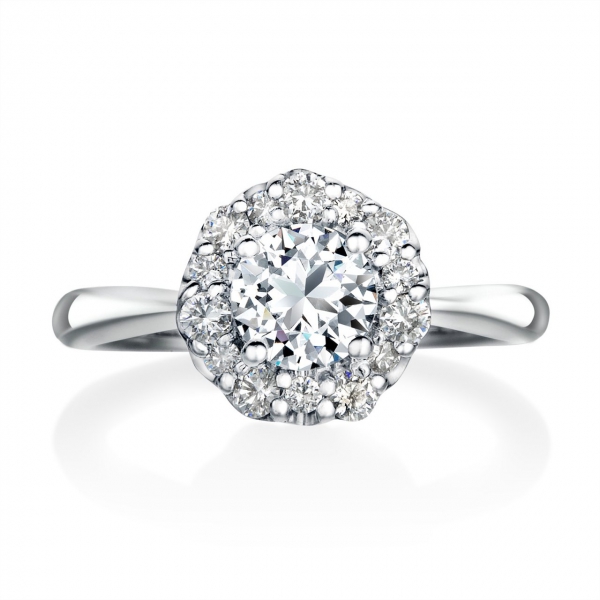 DR-52《オーバーエクセレント|Over Excellent》婚約指輪／花嫁の象徴でもある、ウェディングブーケをイメージしたリング。ボリュームあるフォルムは、ダイヤモンドの煌めきが遠目でも際立ちます。