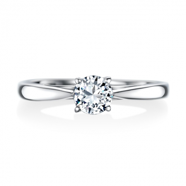 DR-40《オーバーエクセレント|Over Excellent》婚約指輪／女性のしとやかさをイメージしたシンプルなデザインは、純白のウェディングドレスの裾を思わせる白くすっきりしたその花姿を描きます。シンプルで清楚なスタイルの結婚指輪です。