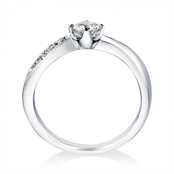 DR-50《オーバーエクセレント|Over Excellent》婚約指輪／定番のウェーブデザインにサイドメレをプラス。中石の輝きと合わせて存在感抜群の婚約指輪です。