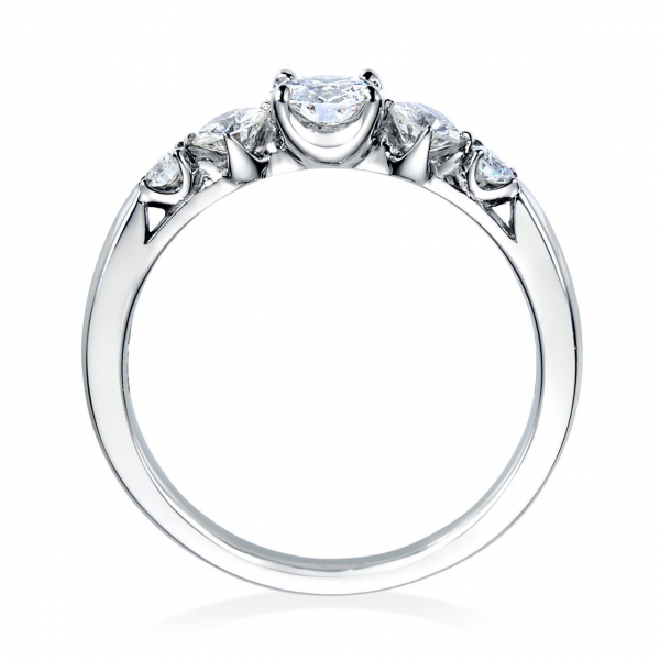 DR-41《オーバーエクセレント|Over Excellent》婚約指輪／3つのサイズのダイヤモンドが優雅な曲線を描く豪華なデザインの婚約指輪です。