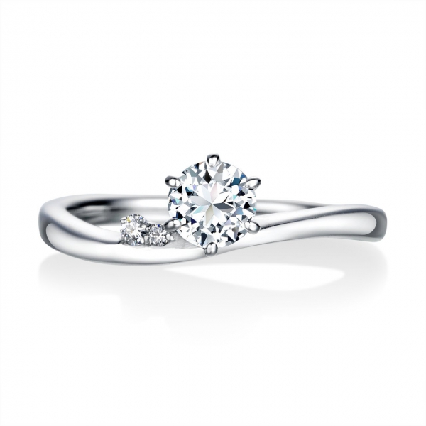 DR-104《オーバーエクセレント|Over Excellent》婚約指輪／ふたりの絆を確かめ合う、そんな想いを込めたリングです。Ｓ字の柔らかなラインが指をそっと包みこみ、ダイヤモンドの輝きを引き立てます。