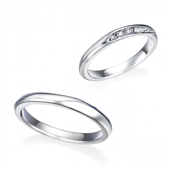 DM-58/56《オーバーエクセレント|Over Excellent》結婚指輪／受けとった人に幸せが訪れるように。シャープな面のなかにやさしさを込めて。さりげなくシンプルながらも輝きを併せ持つ、人気のデザインです。