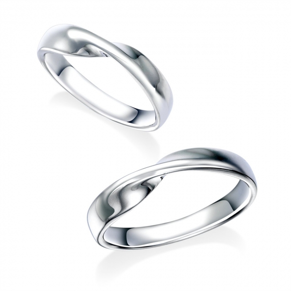 DM-157/156《オーバーエクセレント|Over Excellent》結婚指輪／ねじりを加えたこのリングは、定番のデザインながらひと味違った印象をあたえます。最高の幸せとして優しいフォルムが指に馴染みます。シンプルながらも上品で流れるようなデザインは、手元を美しく魅せてくれる人気のデザインです。