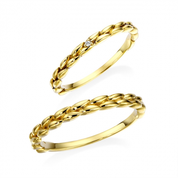 DM-149/148《オーバーエクセレント|Over Excellent》結婚指輪／ギリシャやローマ時代から神聖なものとされる月桂樹をモチーフとして細身のリングに仕上げました。古代からの伝統的なデザインで、いつまでも変わらないふたりの愛を表現しています。華やかなゴールドの佇まいとダイヤの輝きは、お二人の手元を上品に魅せてくれます。